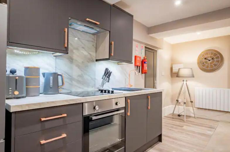 Host & Stay - Shaw Street Basement Устър Екстериор снимка